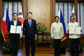 Tổng thống Philippines Ferdinand Marcos Jr. (giữa, phải) và Tổng thống Hàn Quốc Yoon Suk Yeol (giữa, trái) tại lễ ký Bản ghi nhớ ở Manila ngày 7/10/2024. (Ảnh: Yonhap/TTXVN)