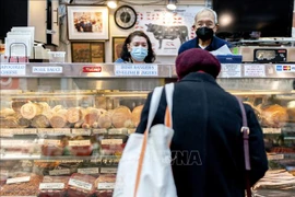 Người dân mua sắm tại một chợ ở Washington, DC, Mỹ, ngày 8/2/2022. (Ảnh: AFP/TTXVN)