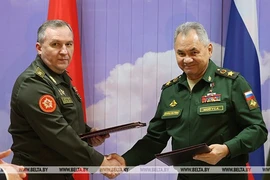 Bộ trưởng Quốc phòng hai nước.(Nguồn: Sputnik)