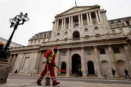 Quang cảnh bên ngoài trụ sở Ngân hàng Trung ương Anh tại thủ đô London, ngày 16/12/2021. (Ảnh: AFP/TTXVN) 