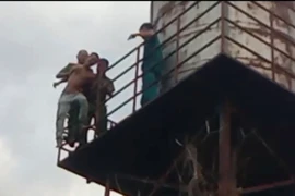 Thời điểm Công an khống chế anh R trên bệ đựng bồn nước. (Ảnh cắt từ clip). 