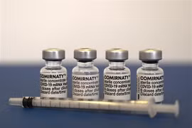 Vaccine ngừa COVID-19 của hãng dược phẩm Pfizer/BioNTech. (Ảnh: AFP/TTXVN) 