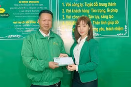 Chi nhánh Công ty Cổ phần Tập đoàn Mai Linh tại tỉnh Đắk Lắk tuyên dương tài xế Lê Trung Dũng vì đã có hành động nhặt được của rơi, trả người đánh mất. (Ảnh: TTXVN phát) 
