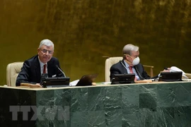 Chủ tịch Đại hội đồng Liên hợp quốc Khóa 75 Volkan Bozkir (trái) và Tổng Thư ký Liên hợp quốc António Guterres trong phiên họp toàn thể Đại hội đồng Liên hợp quốc ngày. (Ảnh: THX/TTXVN)