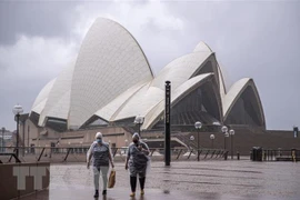 Người dân đeo khẩu trang phòng lây nhiễm COVID-19 tại Sydney, Australia. (Ảnh: THX/TTXVN) 