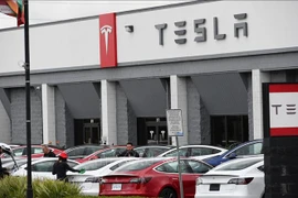 Một phòng trưng bày của Tesla tại Burbank, bang California, Mỹ. (Ảnh: AFP/TTXVN)