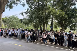 Người dân đến trước cổng Toà án Nhân dân quận Long Biên trước phiên toà xét xử vụ án nam sinh lớp 8 bị đánh chấn thương sọ não ở sân đình Lệ Mật ngày 19/11. (Ảnh: N.D)
