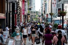 Người dân di chuyển trên một tuyến phố mua sắm ở New York, Mỹ ngày 7/6/2021. (Ảnh: AFP/TTXVN) 