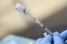 Tiêm vaccine phòng COVID-19. (Ảnh: AFP/TTXVN) 