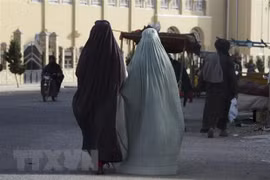 Phụ nữ Afghanistan mặc trang phục Burqa trên một đường phố ở Kandahar, Afghanistan, ngày 7/5/2022. (Ảnh: AFP/TTXVN) 