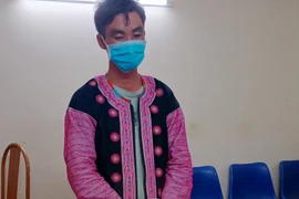 Đối tượng Sồng A Páo và tang vật tại cơ quan Công an. (Ảnh: TTXVN phát)