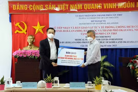 Cần Thơ tiếp nhận 50.000 khẩu trang y tế do thành phố Okayama, Nhật Bản hỗ trợ. (Ảnh: TTXVN phát)