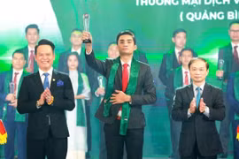 Anh Trần Mạnh Thịnh được vinh danh là doanh nhân trẻ khởi nghiệp xuất sắc 2023. (Ảnh: TTXVN phát)