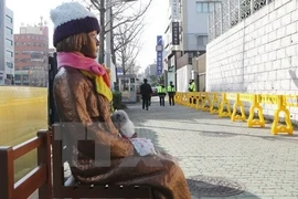Bức tượng ''phụ nữ mua vui'' dựng bên ngoài Lãnh sự quán Nhật Bản ở thành phố Busan, miền Nam Hàn Quốc. (Nguồn: AFP/TTXVN) 