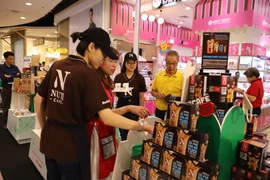 Người tiêu dùng Thái Lan quan tâm đến sản phẩm của Việt Nam tại một hội chợ hàng Việt Nam. (Ảnh: Ngọc Quang/Phóng viên TTXVN tại Thái Lan)