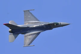 Tiêm kích F-16 của Không lực Mỹ bay trình diễn tại căn cứ không quân Osan ở Pyeongtaek, Hàn Quốc. (Ảnh: AFP/TTXVN) 