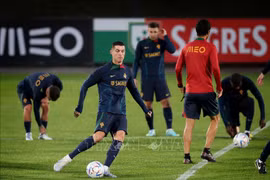 Tiền đạo Bồ Đào Nha Cristiano Ronaldo (thứ 2, trái) luyện tập cho giải vô địch World Cup 2022, ở Oeiras (Bồ Đào Nha) ngày 14/11/2022. (Ảnh: THX/TTXVN)