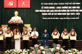 Lãnh đạo Thành phố Hồ Chí Minh trao Bằng khen cho học sinh có thành tích xuất sắc. (Ảnh: Thu Hoài/TTXVN)