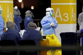 Các nhân viên mặc bộ đồ bảo hộ tại Sân bay Quốc tế Phố Đông, Thượng Hải (Nguồn: Reuters)