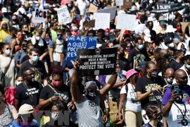 Tuần hành phản đối nạn phân biệt chủng tộc tại Washington DC., Mỹ. (Ảnh: AFP/TTXVN) 