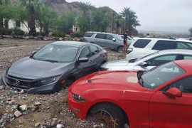 Nước lũ cũn khiến rác thải trôi vào những ôtô đang đỗ, xô đẩy các phương tiện vào nhau.(Nguồn: The Guardian)