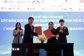 Doanh nghiệp Việt Nam - Trung Quốc ký kết thỏa thuận hợp tác tại diễn đàn. (Ảnh: Xuân Anh/TTXVN)