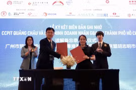 Doanh nghiệp Việt Nam - Trung Quốc ký kết thỏa thuận hợp tác tại diễn đàn. (Ảnh: Xuân Anh/TTXVN)