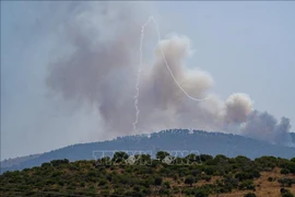 Khói bốc lên tại Safed, Israel khi hệ thống phòng không nước này đánh chặn rocket từ Liban ngày 13/6/2024. (Ảnh: THX/TTXVN)