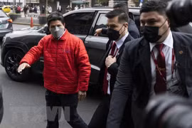 Tổng thống Peru Pedro Castillo (trái) tới văn phòng công tố ở Lima ngày 5/9/2022. (Ảnh: AFP/TTXVN) 