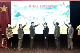 Các đại biểu bấm nút khai trương Cổng thông tin dữ liệu đất đai tỉnh Lạng Sơn. (Ảnh: Thái Thuần/TTXVN)