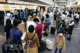 Hành khách tại sân bay Haneda ở thủ đô Tokyo, Nhật Bản. (Ảnh: Kyodo/TTXVN) 