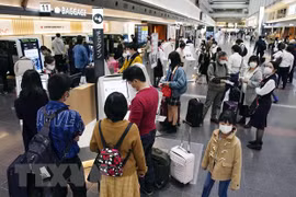 Hành khách tại sân bay Haneda ở thủ đô Tokyo, Nhật Bản. (Ảnh: Kyodo/TTXVN) 