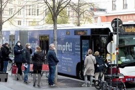 Người dân xếp hàng chờ tiêm vaccine phòng COVID-19 tại Vienna, Áo. (Ảnh: THX/TTXVN) 