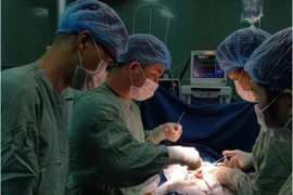 Ca phẫu thuật lấy gần 0,5kg búi tóc trong dạ dày cháu bé 7 tuổi.(Ảnh: Chụp màn hình)