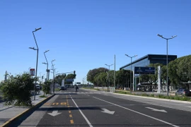 Cảnh vắng vẻ tại một tuyến đường ở Buenos Aires, Argentina. (Ảnh: AFP/TTXVN) 