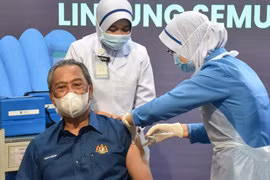 Malaysia bắt đầu triển khai Chương trình tiêm chủng quốc gia vaccine ngừa Covid-19 và Thủ tướng Muhyiddin Yassin là người tiêm đầu tiên. (Nguồn: Reuters) 