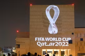 Logo Giải vô địch bóng đá thế giới của FIFA tại một tòa nhà ở Doha, Qatar, nước chủ nhà World Cup 2022. (Ảnh: AFP/TTXVN) 
