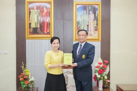 TS Trương Thị Hằng trao tặng sách cho PGS. TS. Kittisak Samuttharak, Hiệu trưởng Đại học Rajabhat Lampang (Ảnh: Hữu Kiên/TTXVN)