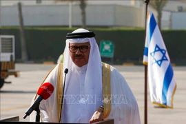 Ngoại trưởng Bahrain Abdullatif al-Zayani phát biểu tại sân bay quốc tế Bahrain (Ảnh: AFP/TTXVN)