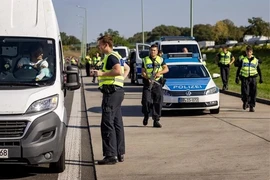 Cảnh sát Đức kiểm tra các phương tiện tại khu vực Frankfurt Oder, biên giới với Ba Lan, ngày 28/9/2023. (Ảnh: AFP/TTXVN) 