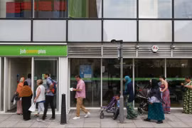 Người dân xếp hàng bên ngoài trung tâm giới thiệu việc làm tại London, Anh (Ảnh: AFP/ TTXVN)