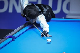 VĐV Johann Chua (Philippines) thi đấu nội dung bán kết 10 Ball Pool: (Ảnh: Khánh Hoà /TTXVN)