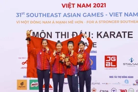 4 VĐV đội tuyển Karate Việt Nam: Hồ Thị Thu Hiền, Hoàng Thị Mỹ Tâm, Nguyễn Thị Ngoan, Trang Cẩm Lành nhận HCV Kumite đồng đội nữ. (Ảnh: Thanh Tùng/TTXVN)