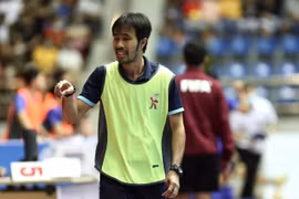 HLV Phạm Minh Giang chỉ đạo các cầu thủ futsal Việt Nam thi đấu.(Ảnh: Hoàng Linh/TTXVN)