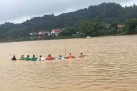 Sáng nay, lực lượng chức năng địa phương và gia đình tìm thấy thi thể anh Cao Văn Cường. (Nguồn: Nhân dân)