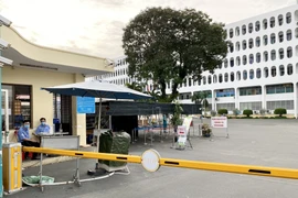 Khung cảnh vắng vẻ bên trong Bệnh viện Bệnh nhiệt đới Tp. Hồ Chí Minh sau khi có lệnh phong toả. (Ảnh: Hồng Giang - TTXVN.)