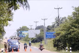 Công an lập chốt tại các xã, phường tiếp giáp của thủ đô Viêng Chăn với các tỉnh lân cận. (Ảnh: Phạm Kiên/PV TTXVN tại Lào)