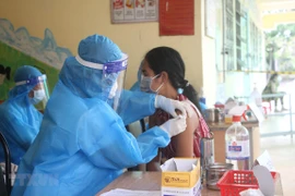 Sóc Trăng đẩy nhanh tiến độ tiêm chủng vaccine phòng COVID-19 cho người dân, đặc biệt là đối tượng có nguy cơ cao, tiến tới mục tiêu đạt miễn dịch cộng đồng. (Ảnh: Chanh Đa/TTXVN) 