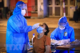 Lấy mẫu xét nghiệm COVID-19. (Ảnh: Thành Đạt/TTXVN)