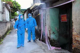 Thị xã Đông Triều, tỉnh Quảng Ninh, thiết lập vùng phong tỏa tạm thời để cách ly y tế toàn bộ thôn Lâm Xá 1. (Ảnh: Văn Đức/TTXVN) 